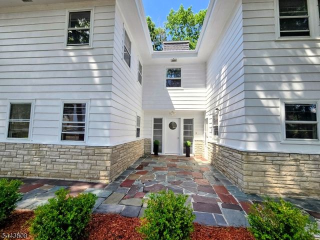19 Lakeland Dr, Hopatcong Boro, NJ 07843