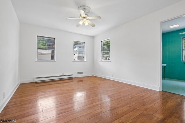 19 Lakeland Dr, Hopatcong Boro, NJ 07843
