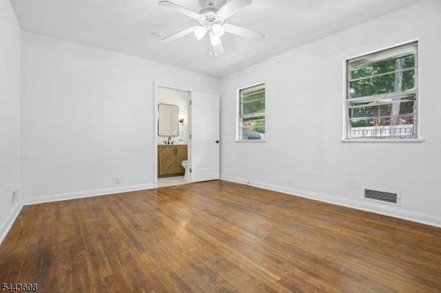 19 Lakeland Dr, Hopatcong Boro, NJ 07843