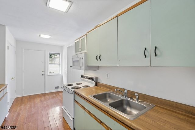 19 Lakeland Dr, Hopatcong Boro, NJ 07843