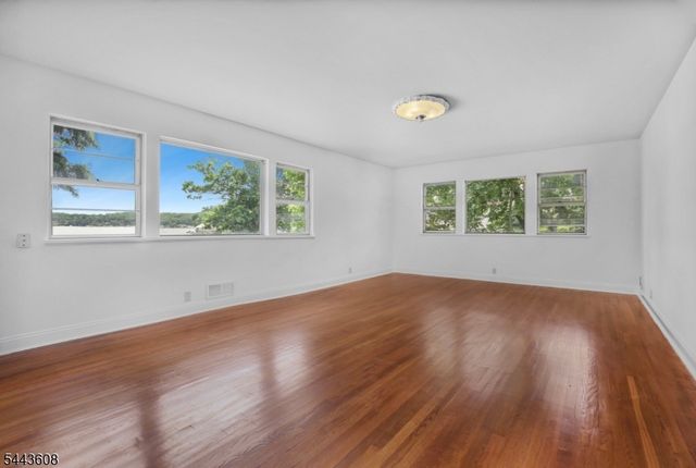 19 Lakeland Dr, Hopatcong Boro, NJ 07843