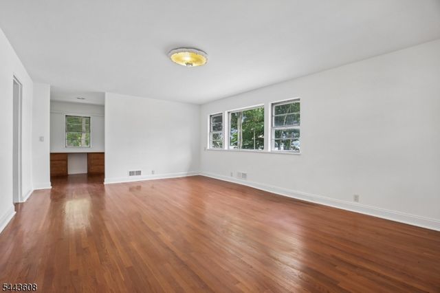 19 Lakeland Dr, Hopatcong Boro, NJ 07843