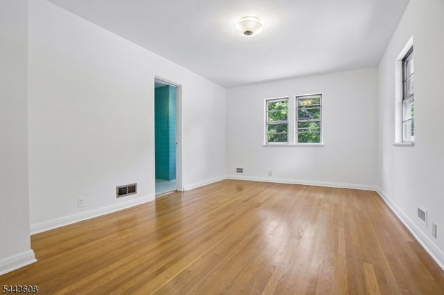 19 Lakeland Dr, Hopatcong Boro, NJ 07843