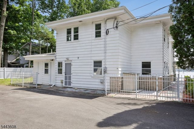 19 Lakeland Dr, Hopatcong Boro, NJ 07843