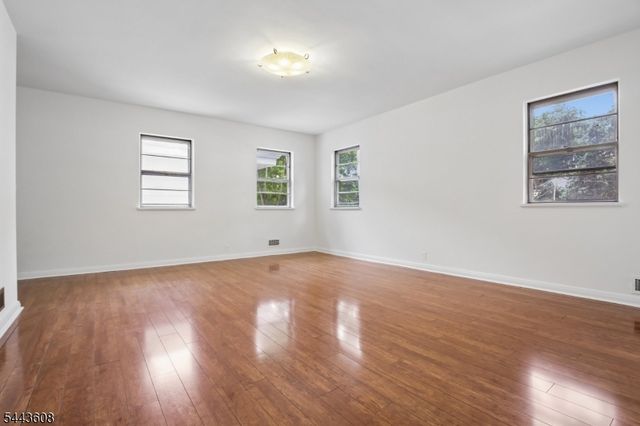 19 Lakeland Dr, Hopatcong Boro, NJ 07843