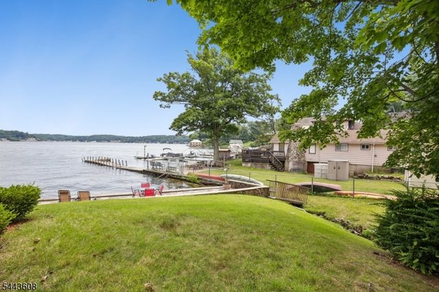 19 Lakeland Dr, Hopatcong Boro, NJ 07843