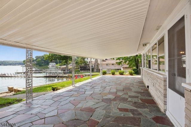 19 Lakeland Dr, Hopatcong Boro, NJ 07843
