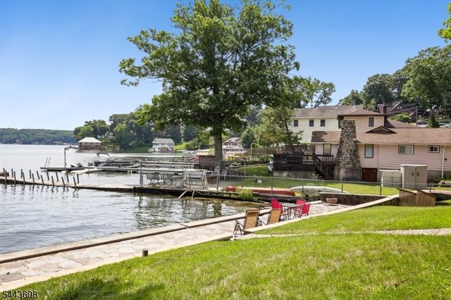 19 Lakeland Dr, Hopatcong Boro, NJ 07843