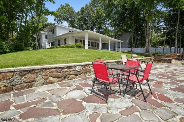 19 Lakeland Dr, Hopatcong Boro, NJ 07843