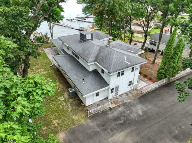 19 Lakeland Dr, Hopatcong Boro, NJ 07843