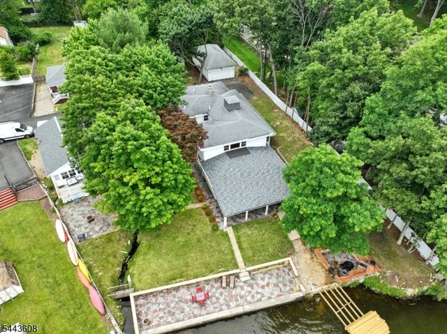 19 Lakeland Dr, Hopatcong Boro, NJ 07843
