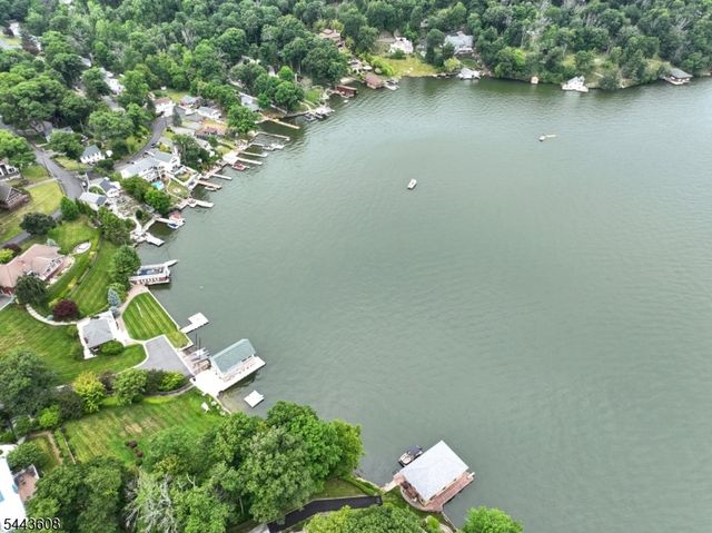 19 Lakeland Dr, Hopatcong Boro, NJ 07843