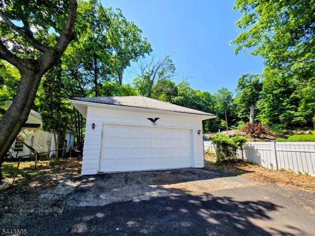 19 Lakeland Dr, Hopatcong Boro, NJ 07843