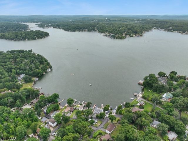19 Lakeland Dr, Hopatcong Boro, NJ 07843