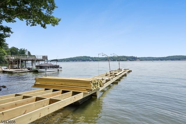 19 Lakeland Dr, Hopatcong Boro, NJ 07843