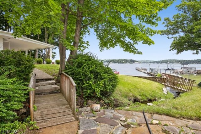 19 Lakeland Dr, Hopatcong Boro, NJ 07843