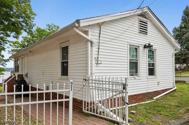 19 Lakeland Dr, Hopatcong Boro, NJ 07843