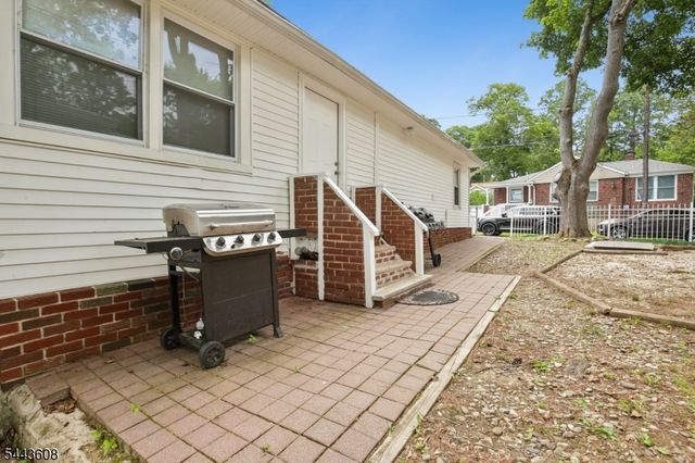19 Lakeland Dr, Hopatcong Boro, NJ 07843