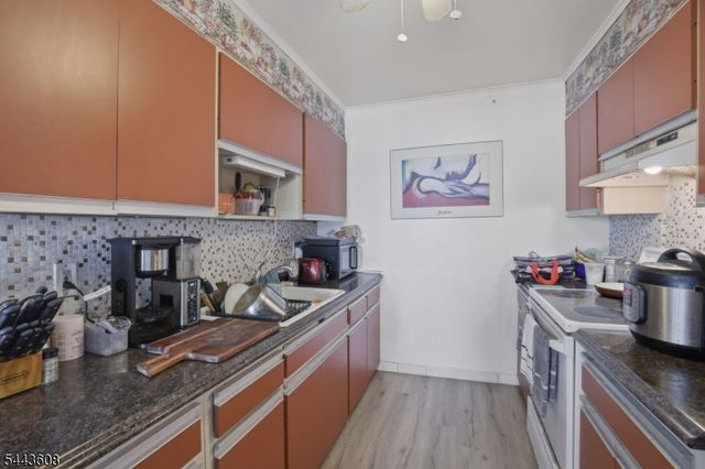 19 Lakeland Dr, Hopatcong Boro, NJ 07843