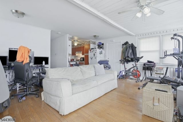19 Lakeland Dr, Hopatcong Boro, NJ 07843