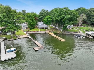 19 Lakeland Dr, Hopatcong Boro, NJ 07843