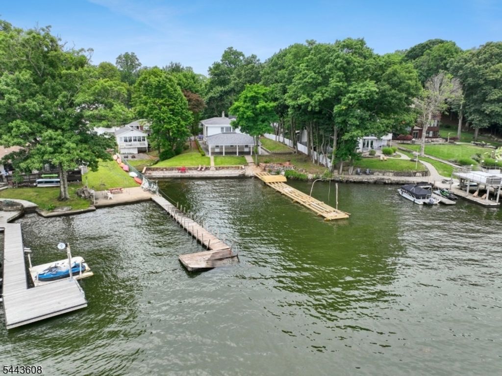 19 Lakeland Dr, Hopatcong Boro, NJ 07843