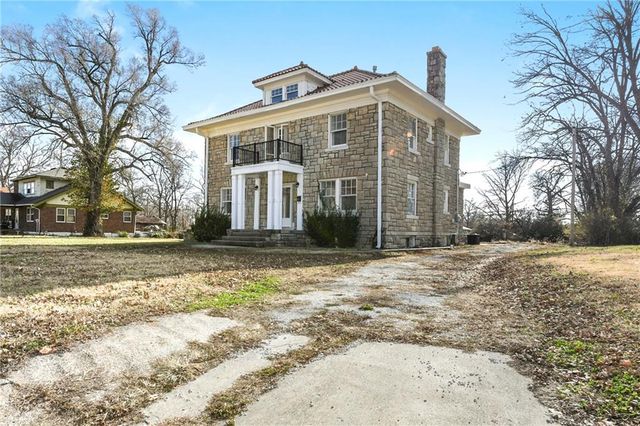 4215 E 61st Street, Kansas City, MO 64130