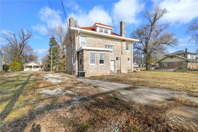 4215 E 61st Street, Kansas City, MO 64130