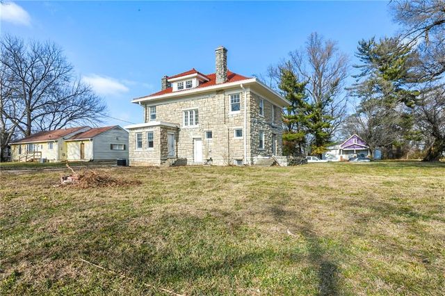 4215 E 61st Street, Kansas City, MO 64130