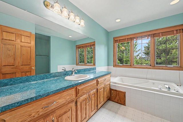 S86W32310 Elias COURT, Mukwonago, WI 53149