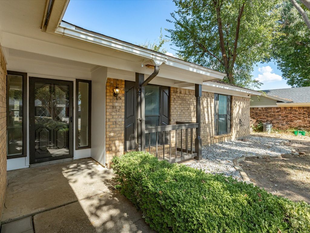 708 NW Sandra Lane, Burleson, TX 76028 — photo 2