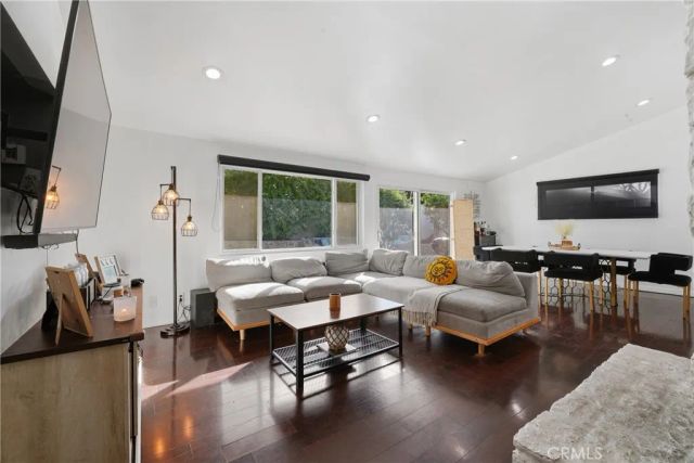 20703 Collins, Woodland Hills, CA 91367