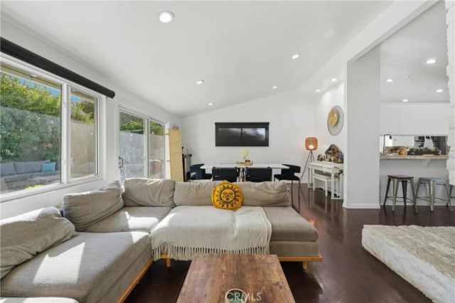 20703 Collins, Woodland Hills, CA 91367