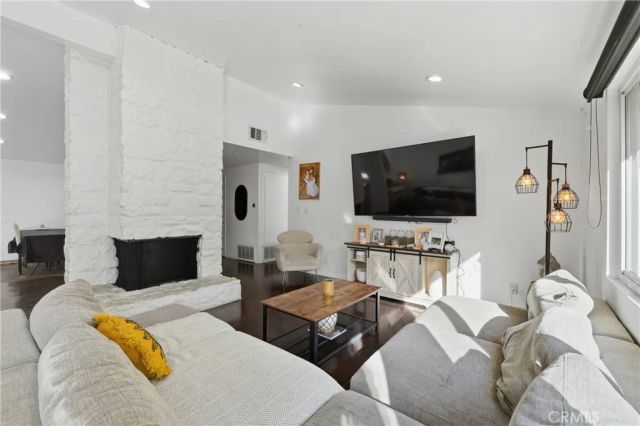 20703 Collins, Woodland Hills, CA 91367