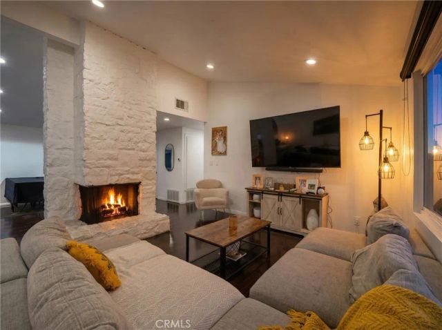 20703 Collins, Woodland Hills, CA 91367