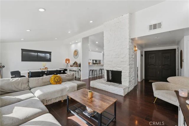 20703 Collins, Woodland Hills, CA 91367