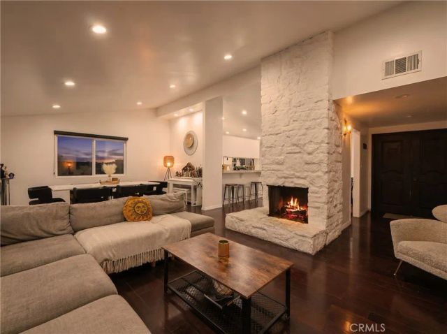 20703 Collins, Woodland Hills, CA 91367