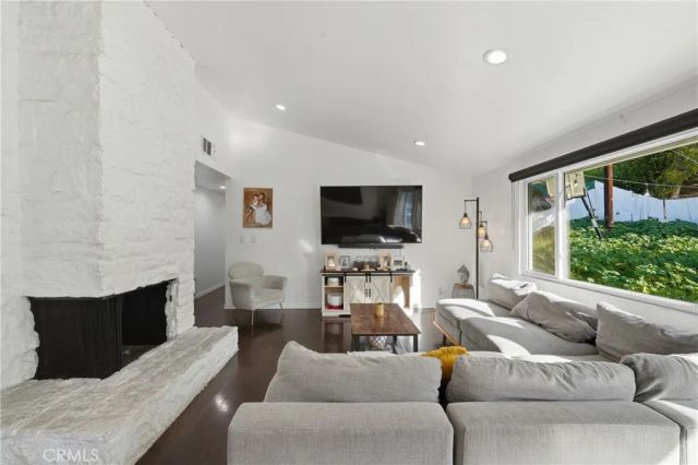 20703 Collins, Woodland Hills, CA 91367