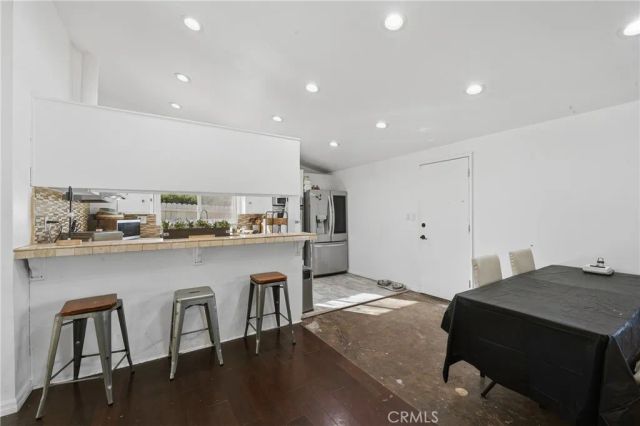 20703 Collins, Woodland Hills, CA 91367