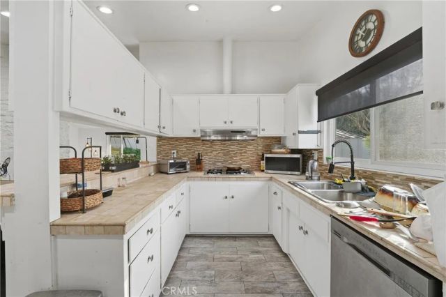 20703 Collins, Woodland Hills, CA 91367