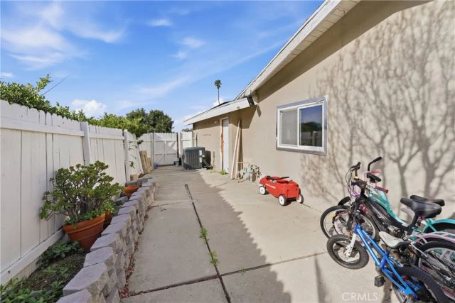 20703 Collins, Woodland Hills, CA 91367