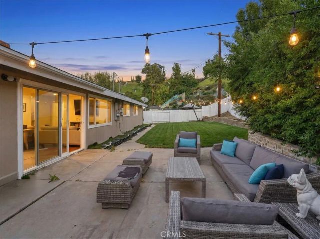 20703 Collins, Woodland Hills, CA 91367