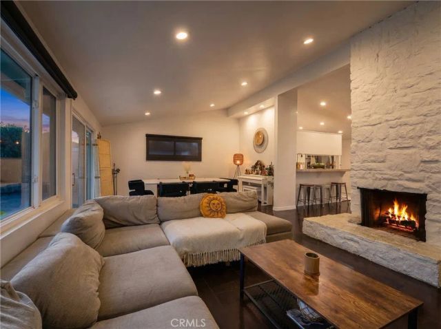 20703 Collins, Woodland Hills, CA 91367