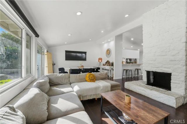 20703 Collins, Woodland Hills, CA 91367