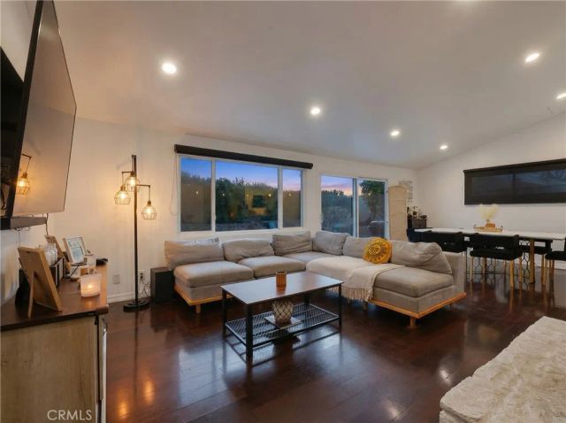 20703 Collins, Woodland Hills, CA 91367