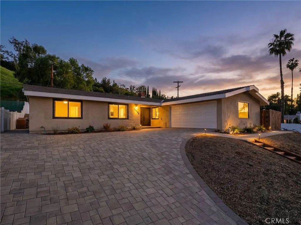 20703 Collins, Woodland Hills, CA 91367