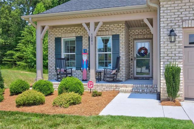 1201 Plantation Village Drive, Clemmons, NC 27012