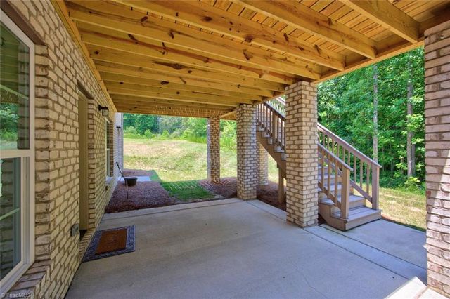 1201 Plantation Village Drive, Clemmons, NC 27012