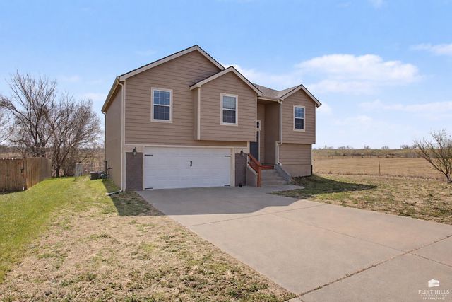 3111 Oakwood Drive, Junction City, KS 66441