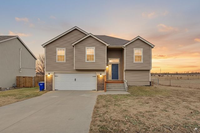 3111 Oakwood Drive, Junction City, KS 66441